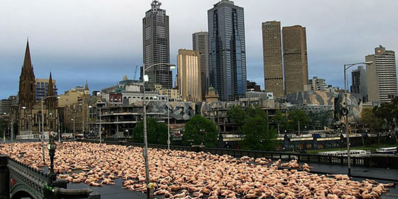 Фотография: Спенсер Туник снова всех разденет на улице Мельбурна, несмотря на погоду №1 - BigPicture.ru