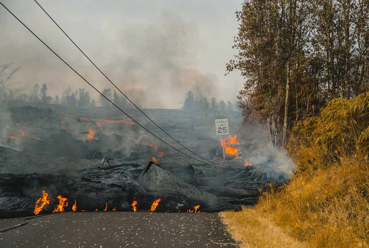 Фотография: Гавайи горят синим пламенем: извержение вулкана Килауэа набирает обороты №7 - BigPicture.ru