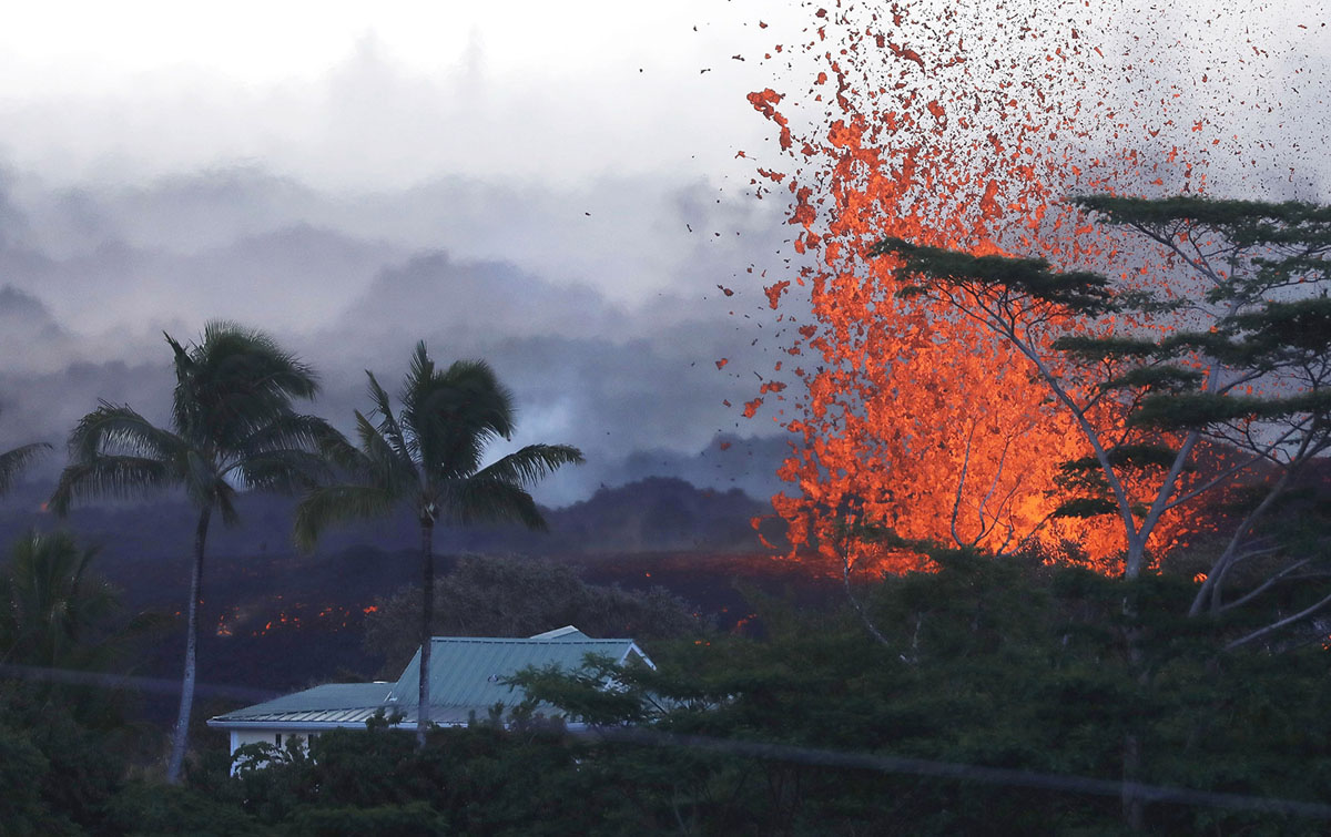 Фотография: Гавайи горят синим пламенем: извержение вулкана Килауэа набирает обороты №2 - BigPicture.ru