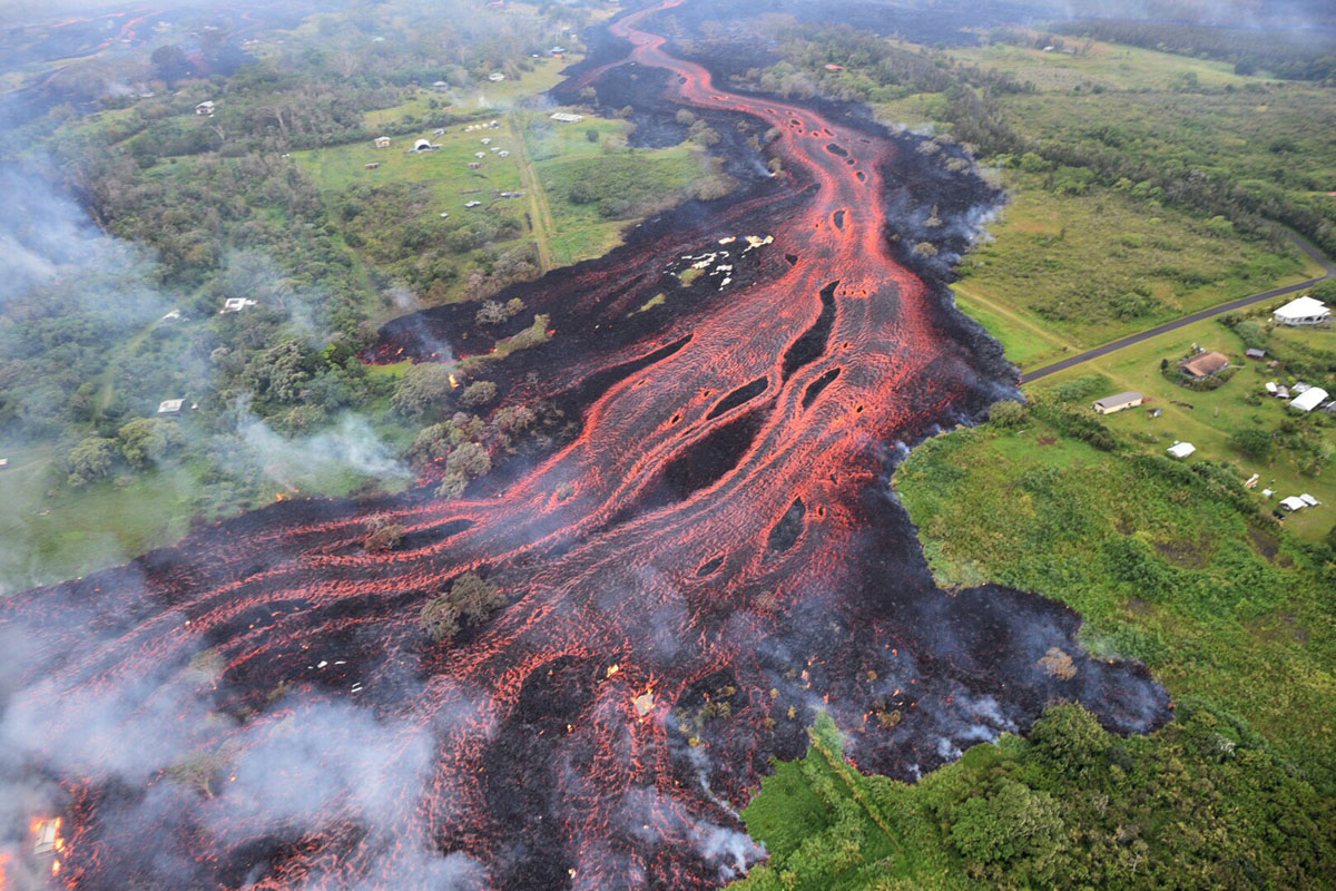 Фотография: Гавайи горят синим пламенем: извержение вулкана Килауэа набирает обороты №8 - BigPicture.ru
