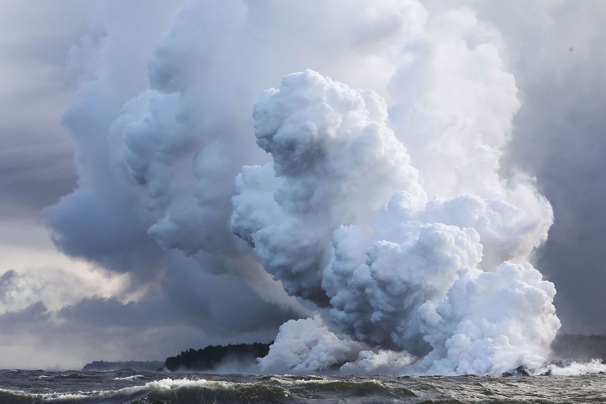 Фотография: Гавайи горят синим пламенем: извержение вулкана Килауэа набирает обороты №3 - BigPicture.ru