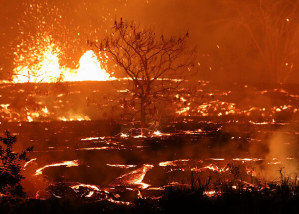 Гавайи горят синим пламенем: извержение вулкана Килауэа набирает обороты