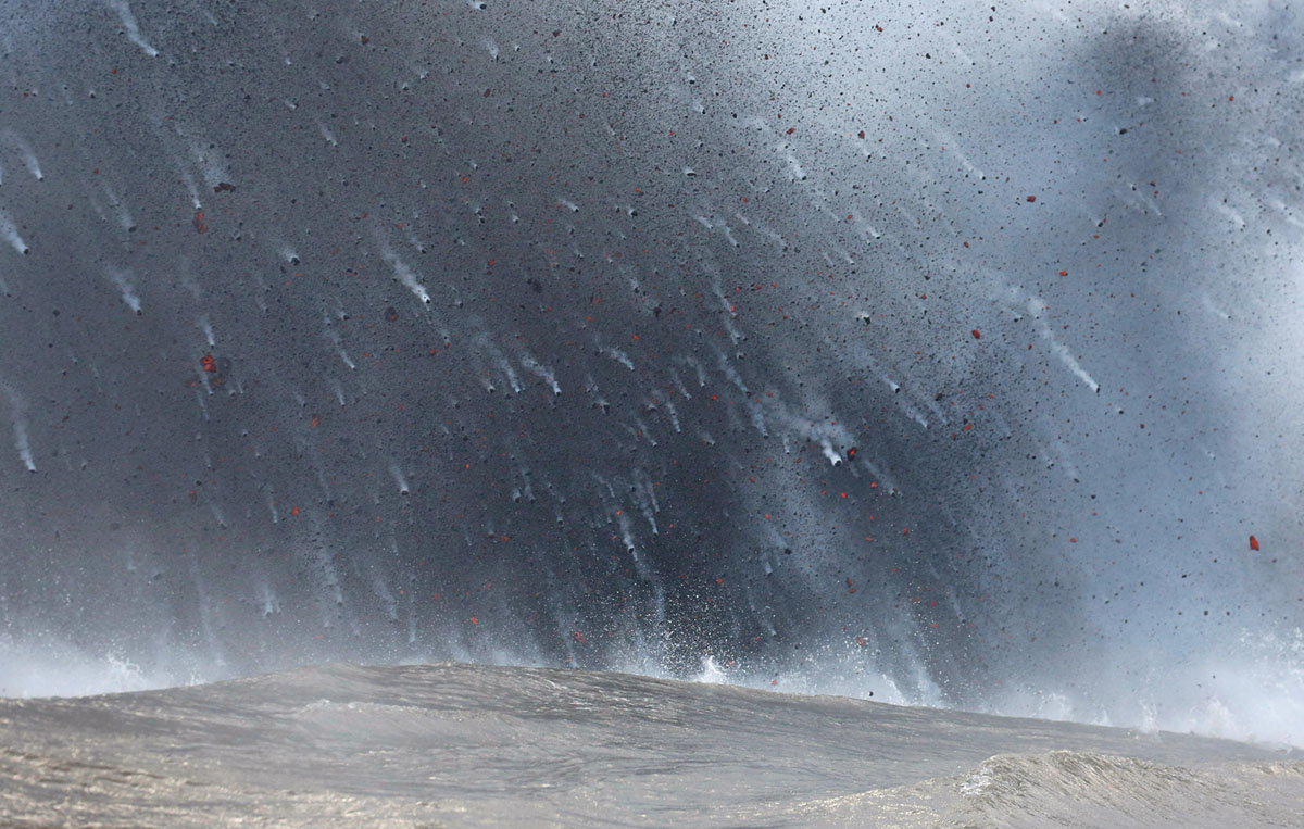 Фотография: Гавайи горят синим пламенем: извержение вулкана Килауэа набирает обороты №4 - BigPicture.ru