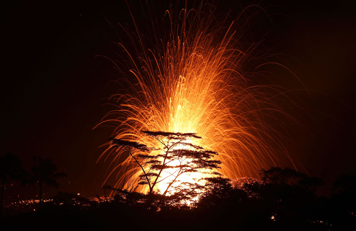 Фотография: Гавайи горят синим пламенем: извержение вулкана Килауэа набирает обороты №9 - BigPicture.ru