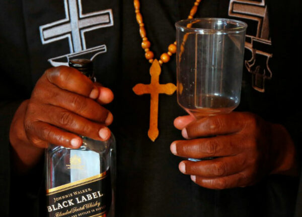 «В алкоголе нет ничего плохого!»: как проходят службы в церкви для пьяниц