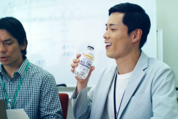 В Японии создали прозрачное пиво, которое можно пить в офисе