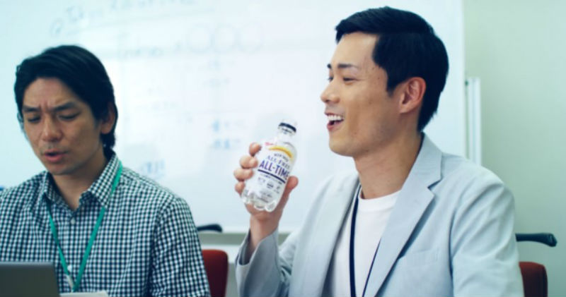 Фотография: В Японии создали прозрачное пиво, которое можно пить в офисе №1 - BigPicture.ru