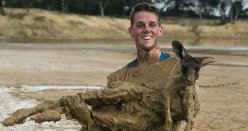 Фотография: Австралийский подросток полез в грязь, чтобы спасти увязшего по уши кенгуренка №1 - BigPicture.ru
