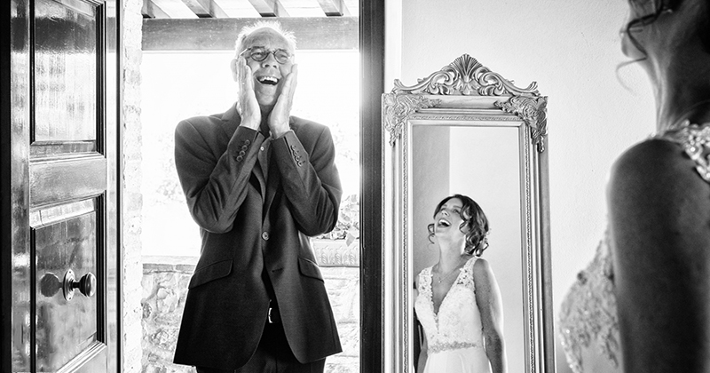 Фотография: 20 эмоциональных фото, на которых отцы впервые увидели своих дочерей в свадебных платьях №1 - BigPicture.ru