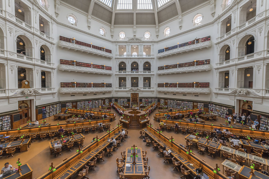 Фотография: 19 невероятно красивых библиотек, в которые влюбятся даже те, кто равнодушен к чтению №7 - BigPicture.ru