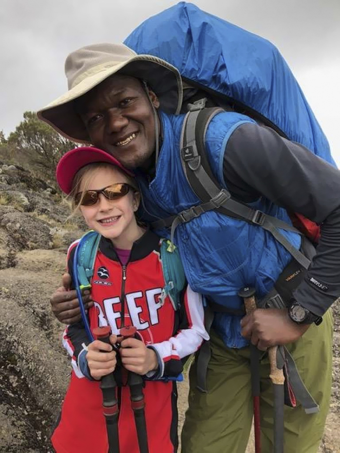 Фотография: 7-летняя девочка стала самой молодой покорительницей Килиманджаро в честь покойного отца №11 - BigPicture.ru