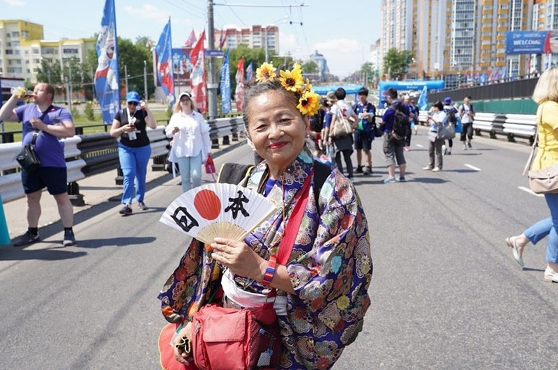 Фотография: Япона дар: бабушка-фанатка подарила свое счастливое кимоно болельщице из Колумбии после матча в Саранске №2 - BigPicture.ru