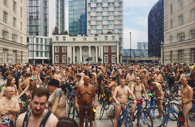 Фотография: Голый велопробег: сотни людей проехались по улицам Лондона в чем мать родила №1 - BigPicture.ru