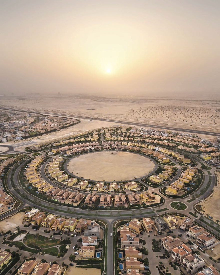 Природа против человека: фотограф заснял с дрона, как пустыня пожирает Дубай и Абу-Даби