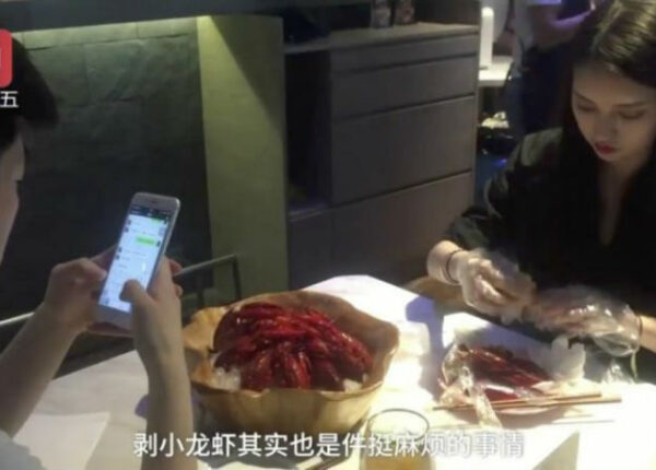 В китайском ресторане появились профессиональные чистильщики раков