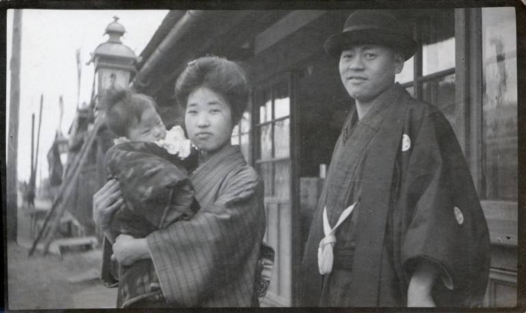 1200px-Japanese_Family_-_young_couple_with_baby_1915_by_Elstner_Hilton-768x457