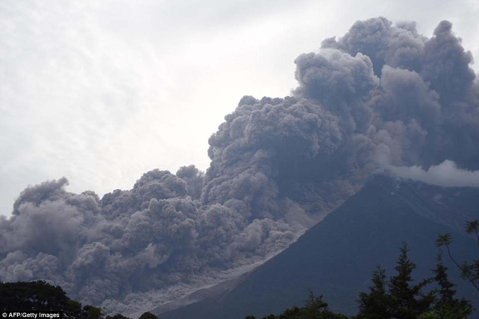 Вулкан Фуэго в Гватемале за сутки убил 69 человек. Количество погибших растет вулкана, погибших, извержения, пепла, людей, время, человек, известно, понедельник, чтобы, потоки, Гватемалы, работают, вулканических, которых, жители, высоких, температур, произошло, домах