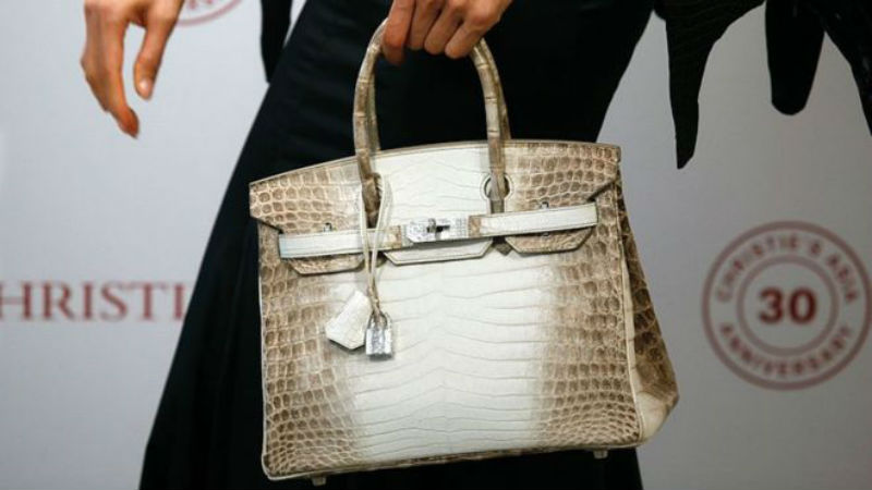 Фотография: Дорого-богато: на лондонском аукционе сумку Birkin продали за 217 тысяч долларов №1 - BigPicture.ru