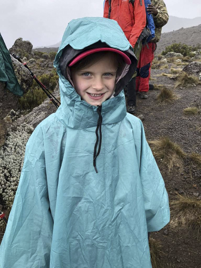 Фотография: 7-летняя девочка стала самой молодой покорительницей Килиманджаро в честь покойного отца №13 - BigPicture.ru