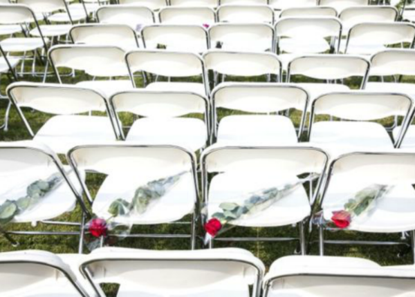 Молчаливый протест: 298 пустых стульев у российского посольства в Гааге в память о жертвах крушения малайзийского «Боинга»