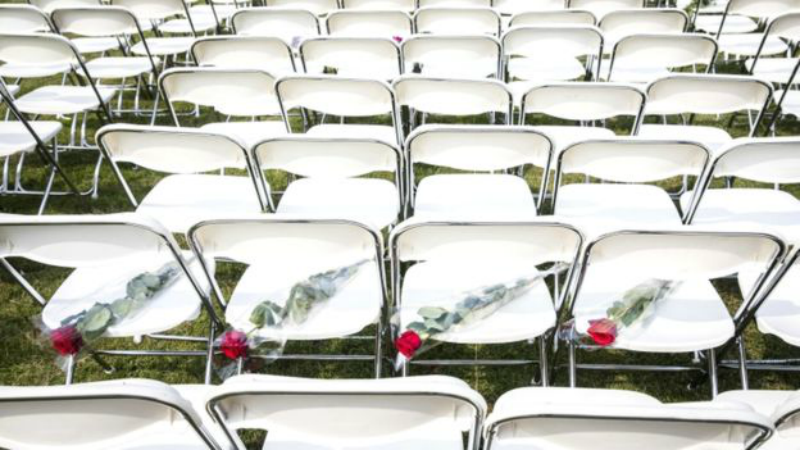 Фотография: Молчаливый протест: 298 пустых стульев у российского посольства в Гааге в память о жертвах крушения малайзийского 