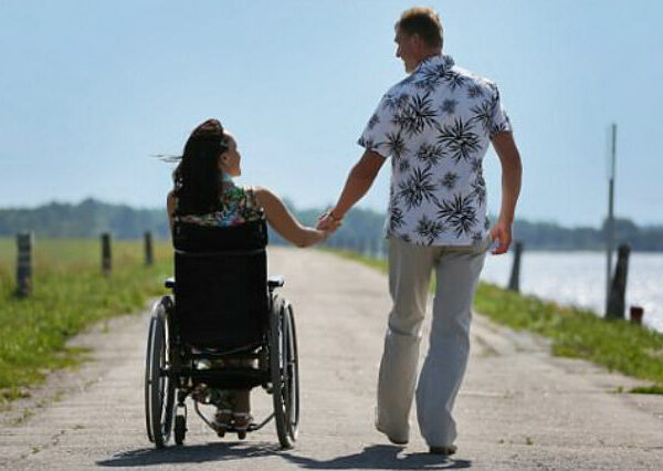 Люди с инвалидностью рассказывают, как их вторые половинки проявляют любовь