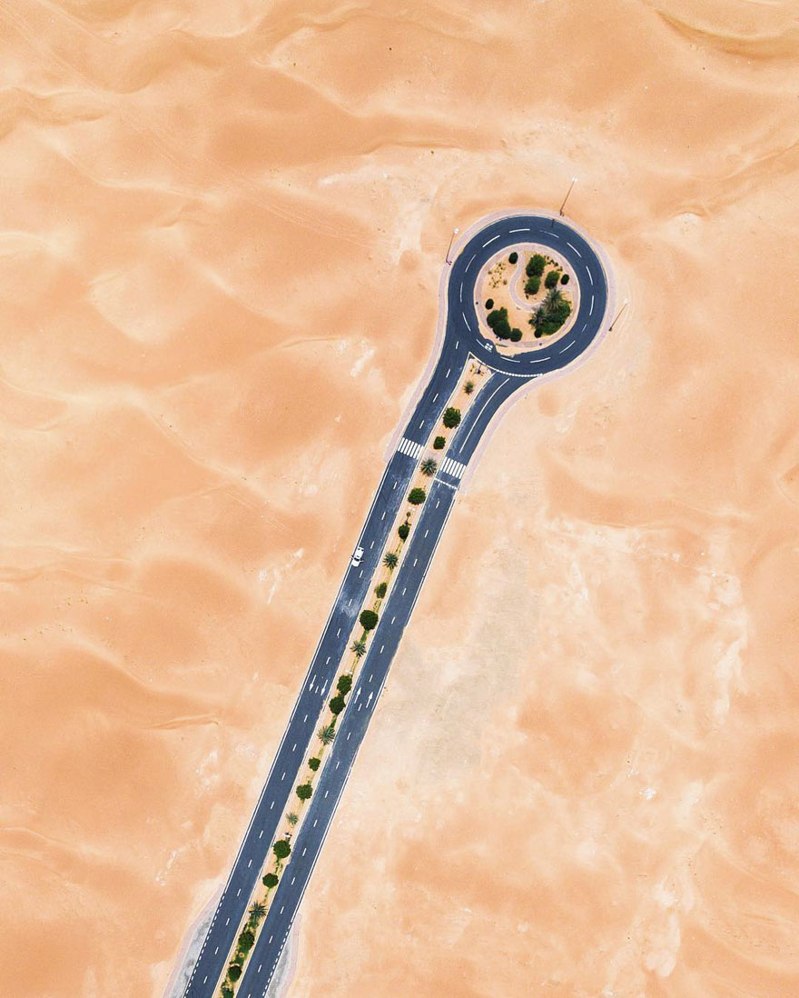 Фотография: Природа против человека: фотограф заснял с дрона, как пустыня пожирает Дубай и Абу-Даби №5 - BigPicture.ru