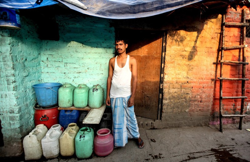 Как живут в городе, в котором нет питьевой воды чтобы, продаю, вынуждены, общине, иногда, Кумар, около, ходим, достать, четырех, отеле, воду», Рохит, когда, опаздывают, приходится, школу, Иногда, Бахадур, Ситуация