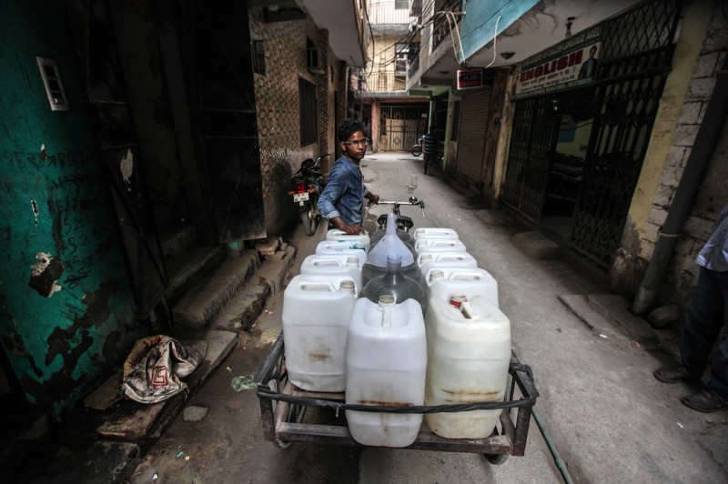 Фотография: Как живут в городе, в котором нет питьевой воды №9 - BigPicture.ru