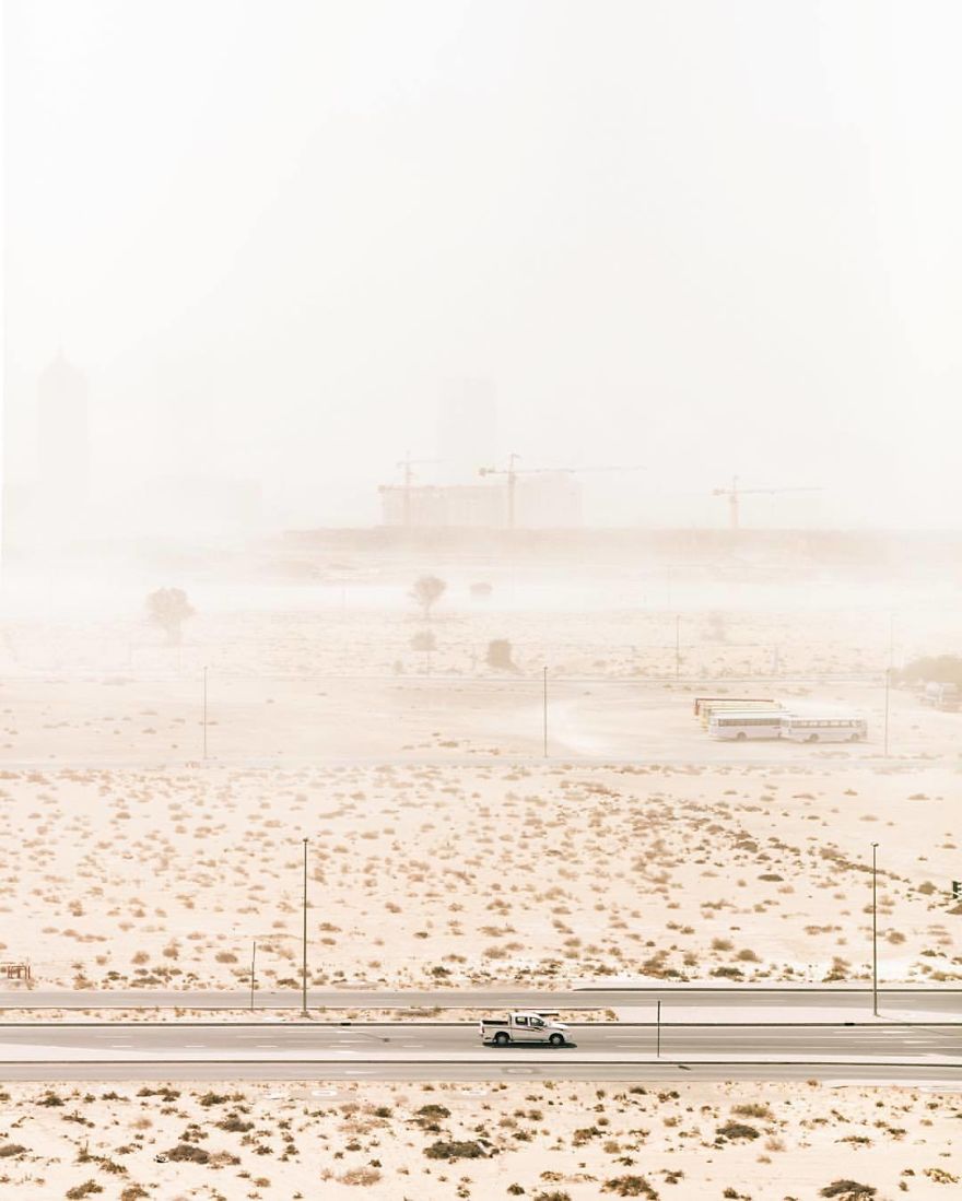 Фотография: Природа против человека: фотограф заснял с дрона, как пустыня пожирает Дубай и Абу-Даби №17 - BigPicture.ru