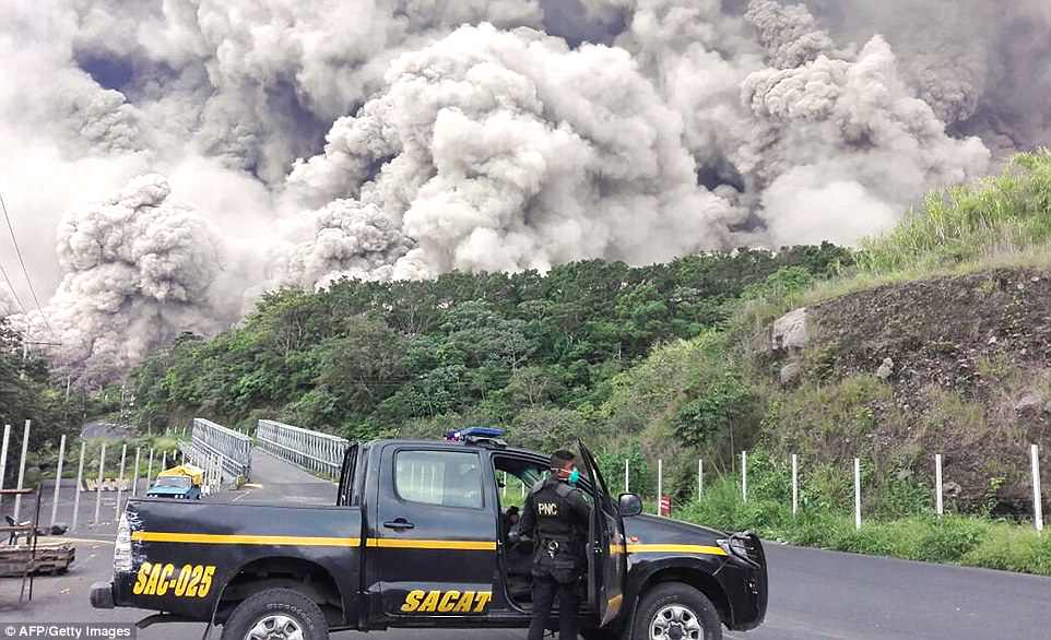 Фотография: Вулкан Фуэго в Гватемале за сутки убил 69 человек. Количество погибших растет №20 - BigPicture.ru