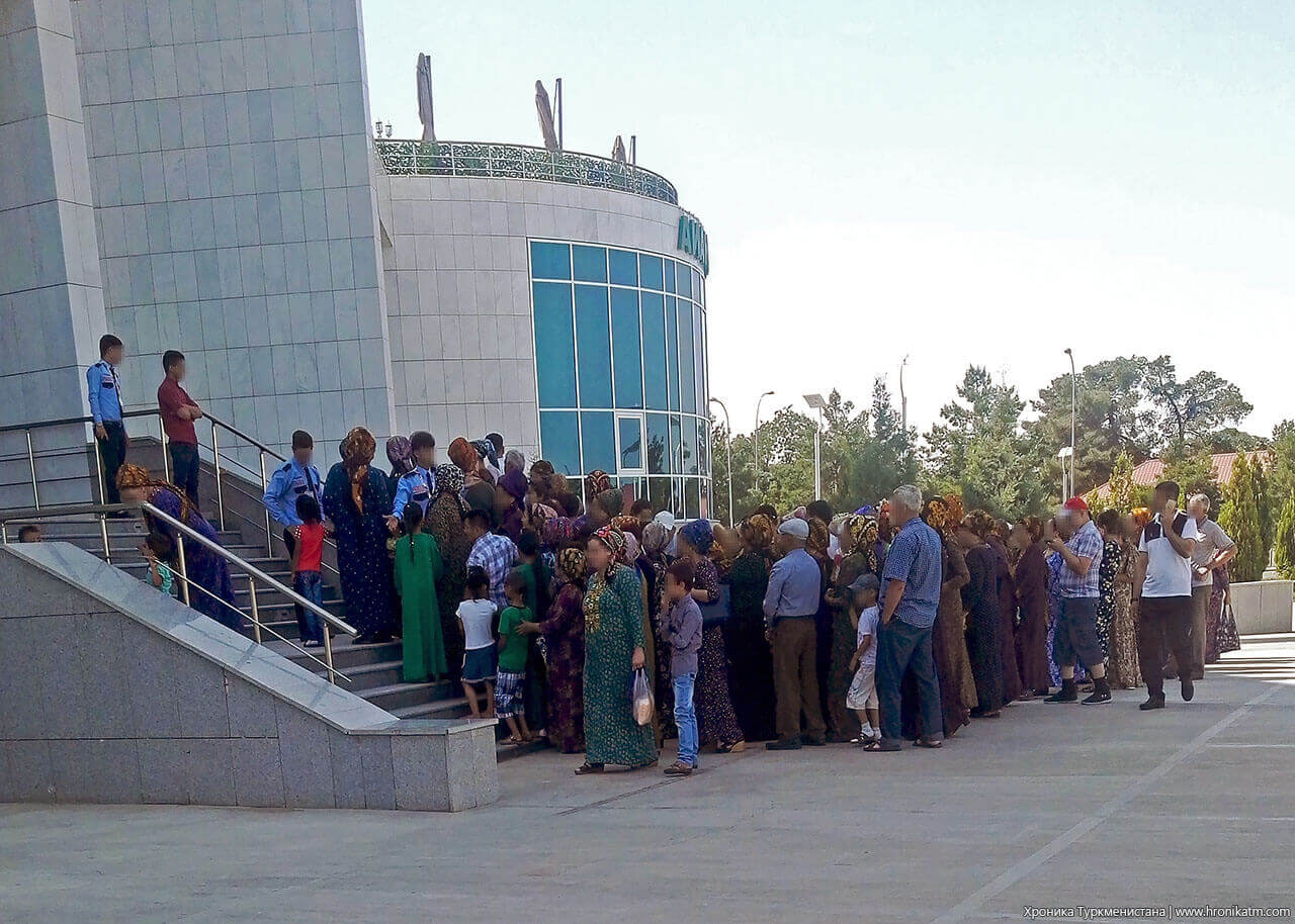 Железный занавес для туркмен: почему жителям Туркменистана запретили уезжать из страны населения, последние, страны, данным, стране, власти, Туркмении, только, заработки, запретили, покидать, тысяч, границу, гражданам, моложе, красить, практически, около, граждан, Гурбангулы