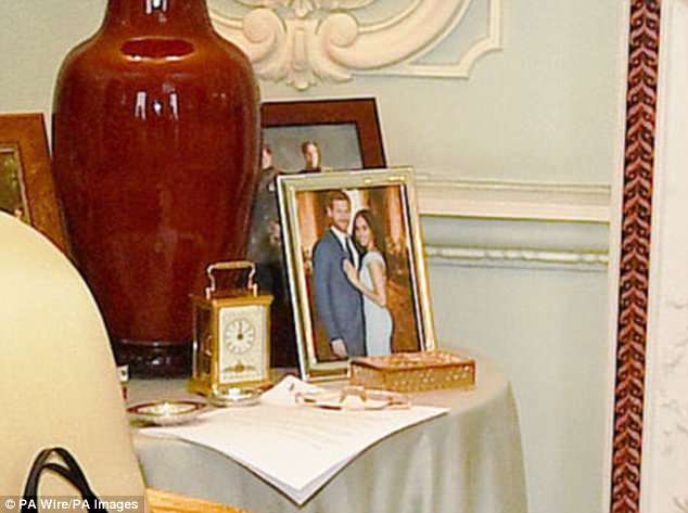 Фотография: Королева Елизавета убрала фото Меган Маркл с почетного места, где оно простояло всего неделю №2 - BigPicture.ru