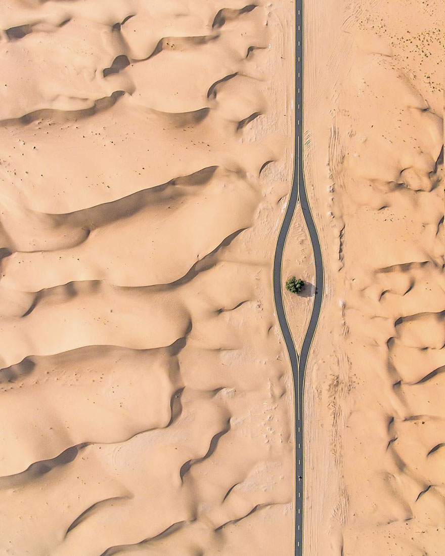 Фотография: Природа против человека: фотограф заснял с дрона, как пустыня пожирает Дубай и Абу-Даби №2 - BigPicture.ru