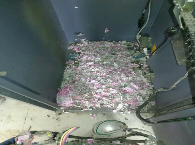 Фотография: Обед на миллион: мыши залезли в банкомат и съели там все деньги №4 - BigPicture.ru
