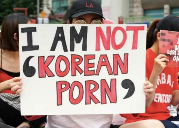 «Моя жизнь — не ваше порно»: южнокорейские женщины вышли на митинг против «шпионских камер»