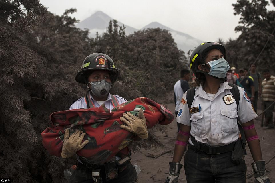 Фотография: Вулкан Фуэго в Гватемале за сутки убил 69 человек. Количество погибших растет №3 - BigPicture.ru