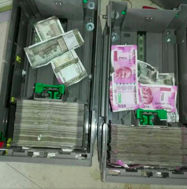 Фотография: Обед на миллион: мыши залезли в банкомат и съели там все деньги №3 - BigPicture.ru