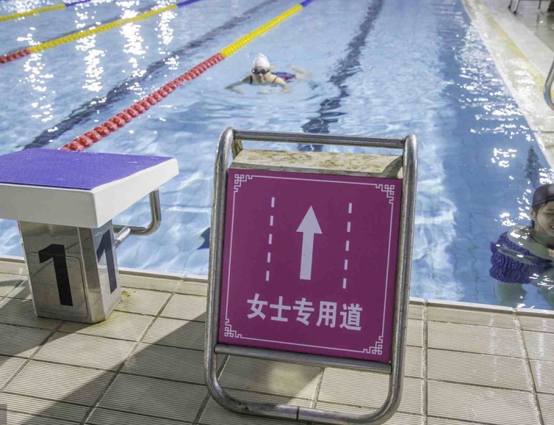 Фотография: Лучше пешком ходите: в китайском бассейне медленных женщин отправляют на отдельную дорожку №3 - BigPicture.ru