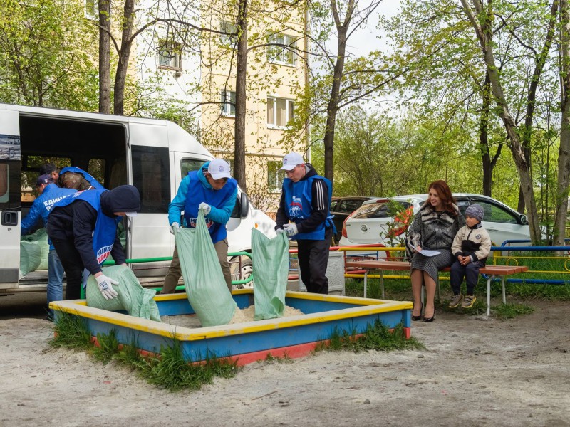 Фотография: В сети пропесочили чиновницу, которая подарила детям песок №3 - BigPicture.ru