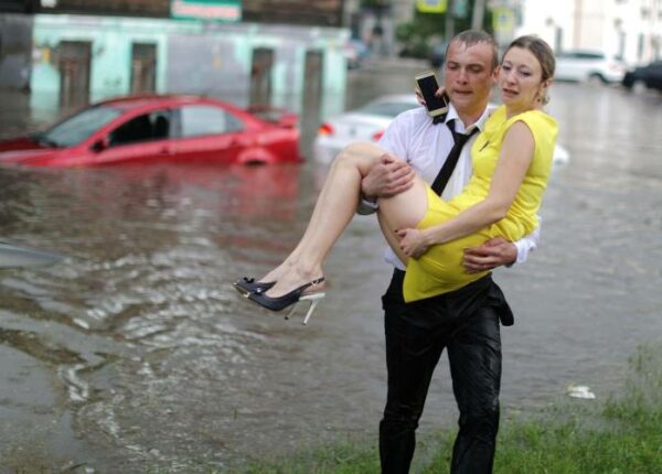 Охранник гостиницы в Нижнем Новгороде спас женщин из затопленных машин и стал героем мировых СМИ