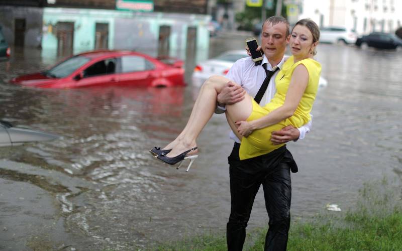 Фотография: Охранник гостиницы в Нижнем Новгороде спас женщин из затопленных машин и стал героем мировых СМИ №1 - BigPicture.ru