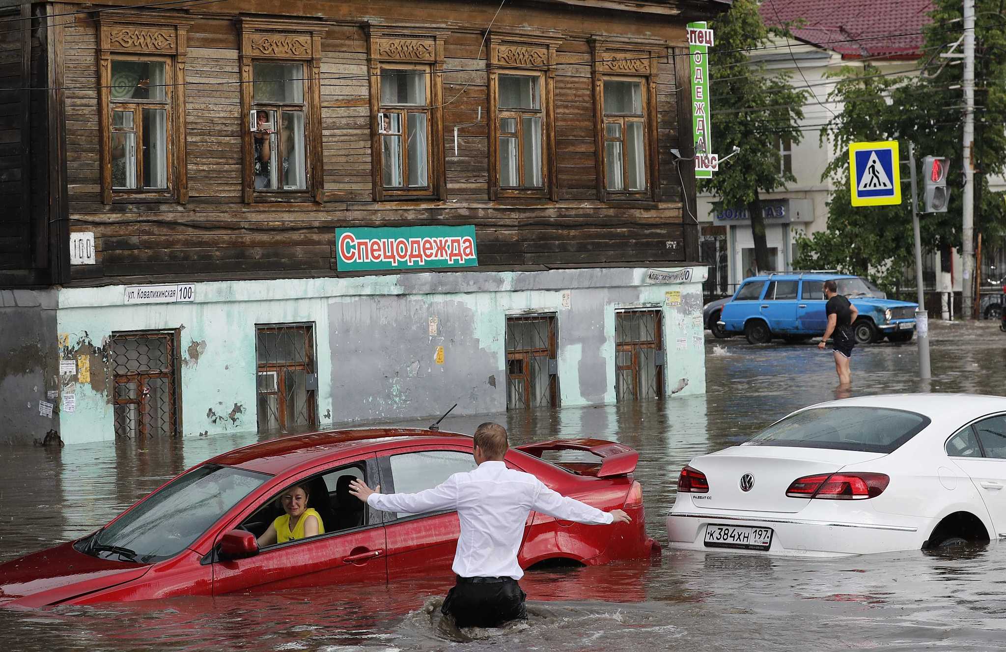 Фотография: Охранник гостиницы в Нижнем Новгороде спас женщин из затопленных машин и стал героем мировых СМИ №2 - BigPicture.ru