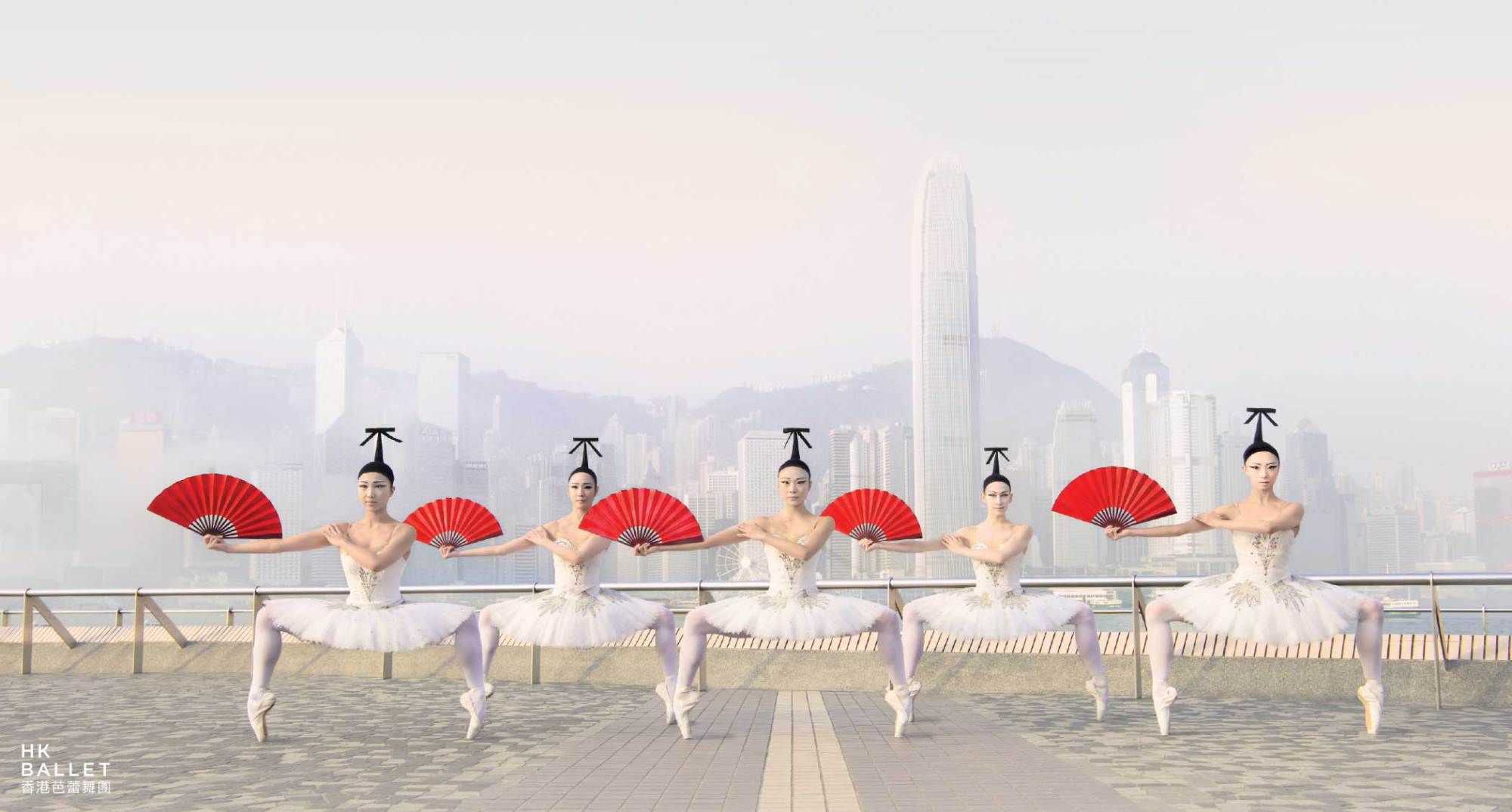 Фотография: Рекламные постеры, на которых гонконгские танцоры бросают вызов гравитации №7 - BigPicture.ru