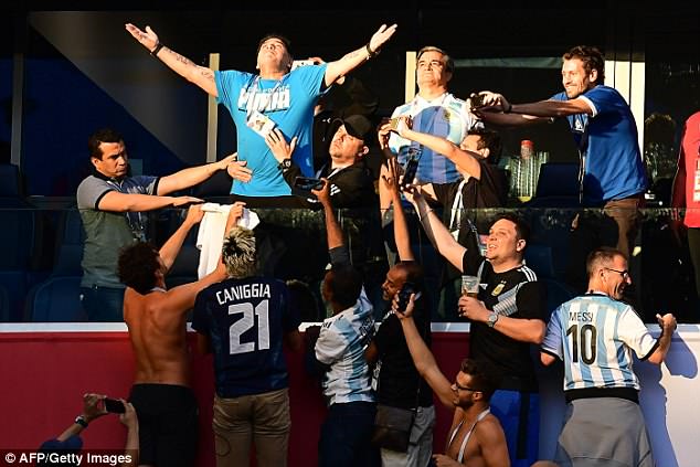 Фотография: Диего Марадона получает 13 тысяч долларов от ФИФА за каждое появление на матче ЧМ-2018 №3 - BigPicture.ru