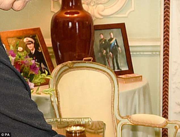 Фотография: Королева Елизавета убрала фото Меган Маркл с почетного места, где оно простояло всего неделю №4 - BigPicture.ru