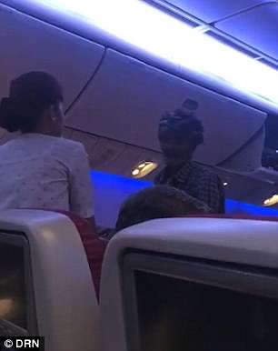 Фотография: Пассажир Qatar Airways с билетом за 500 фунтов начал просить милостыню прямо на борту №2 - BigPicture.ru