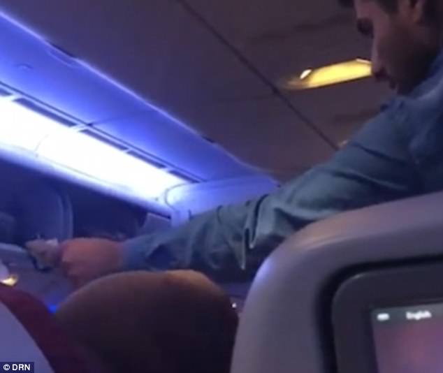 Фотография: Пассажир Qatar Airways с билетом за 500 фунтов начал просить милостыню прямо на борту №3 - BigPicture.ru