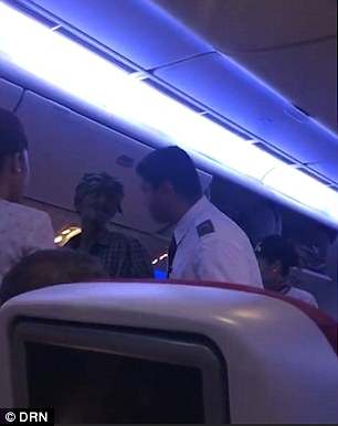 Фотография: Пассажир Qatar Airways с билетом за 500 фунтов начал просить милостыню прямо на борту №4 - BigPicture.ru