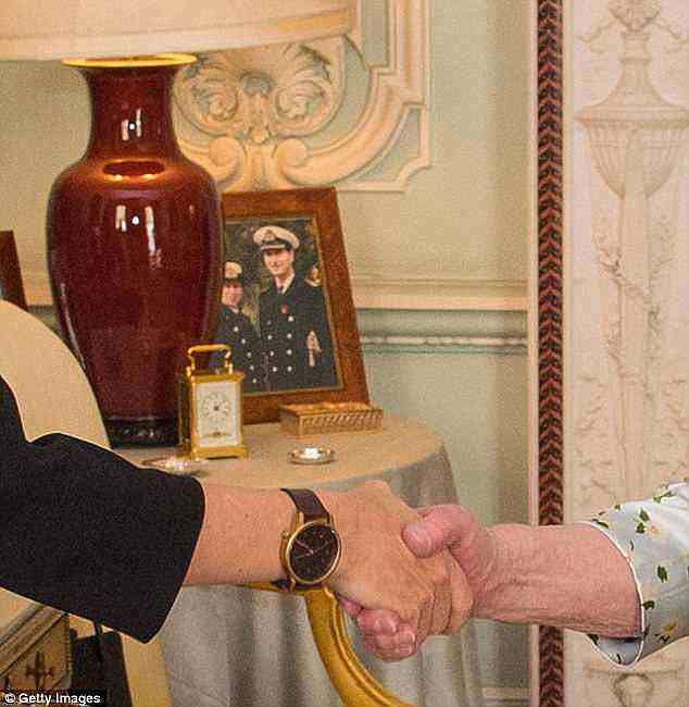 Фотография: Королева Елизавета убрала фото Меган Маркл с почетного места, где оно простояло всего неделю №5 - BigPicture.ru